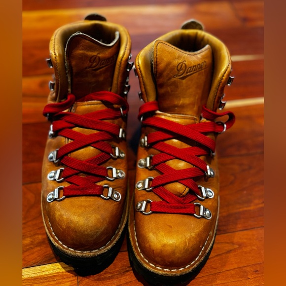 Danner Mountain Light Leather Boots fits like an 8.5 - Picture 2 of 4